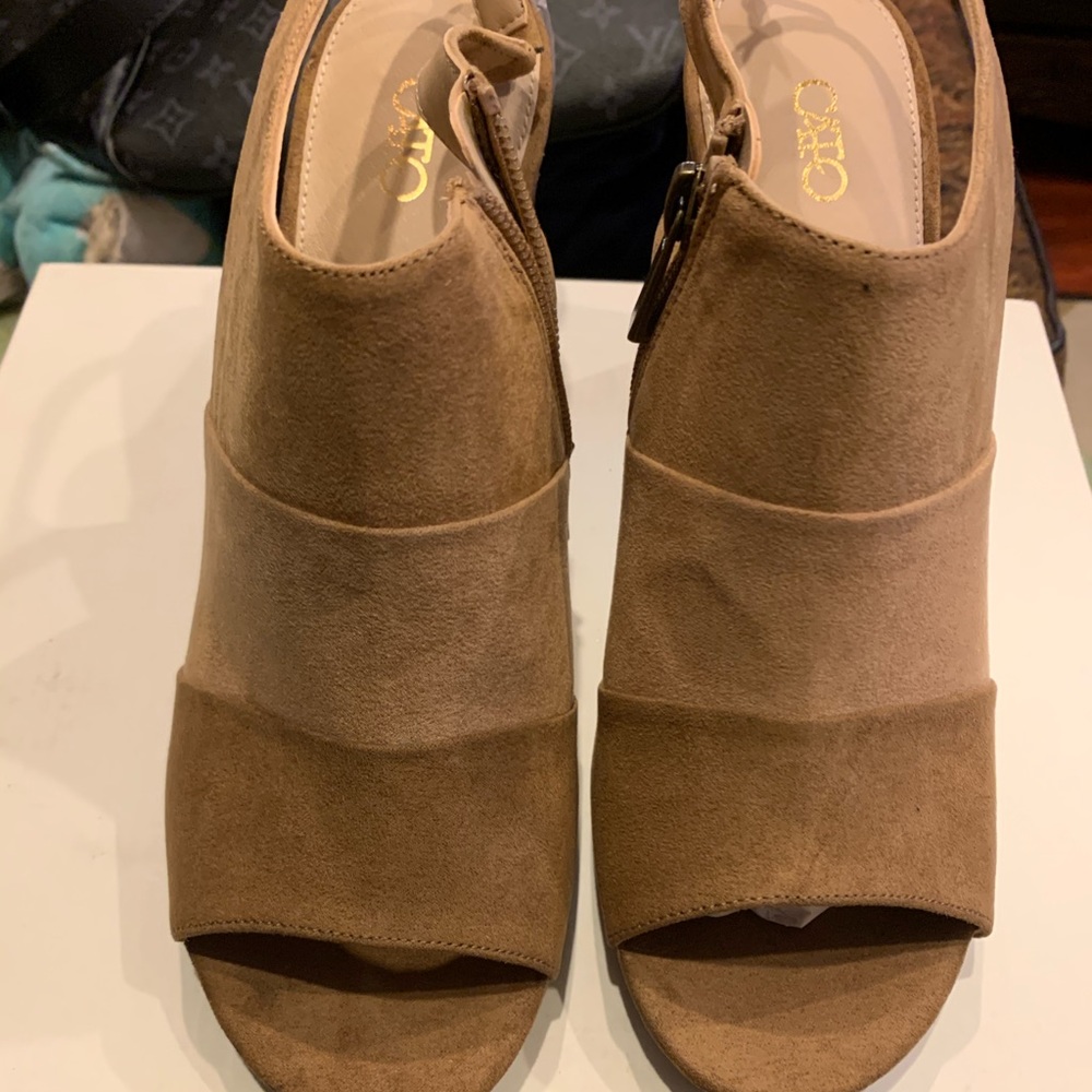 Tan and Brown Suede Open toe heels.
